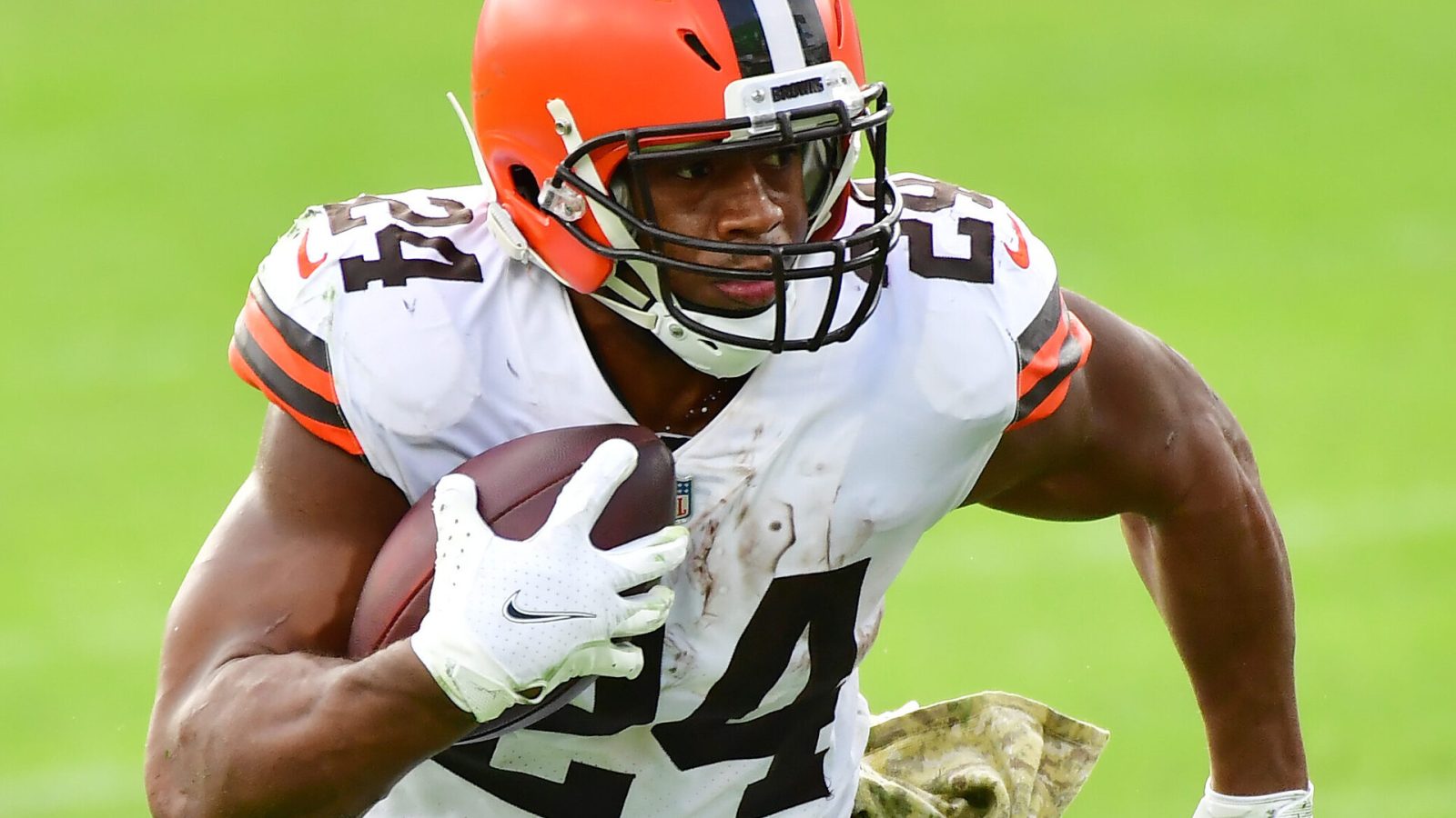 Cleveland Browns running back Nick Chubb runs with the ball during a game.