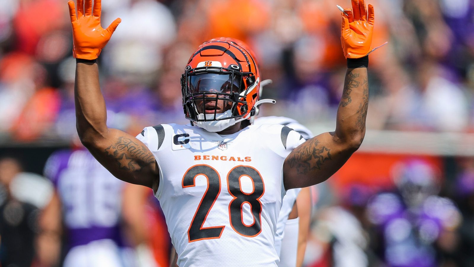 Cincinnati Bengals running back Joe Mixon throws his arms up in celebration