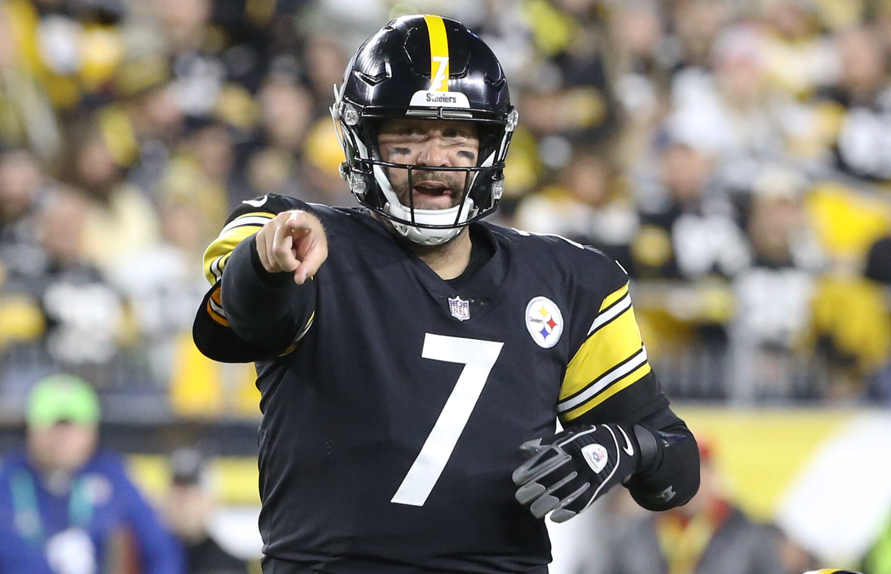 Steelers quarterback Ben Roethlisberger points toward a teammate before a play