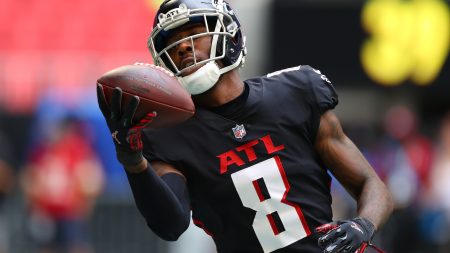 Atlanta Falcons tight end Kyle Pitts makes a one-handed catch during a game