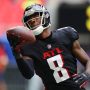 Atlanta Falcons tight end Kyle Pitts makes a one-handed catch during a game