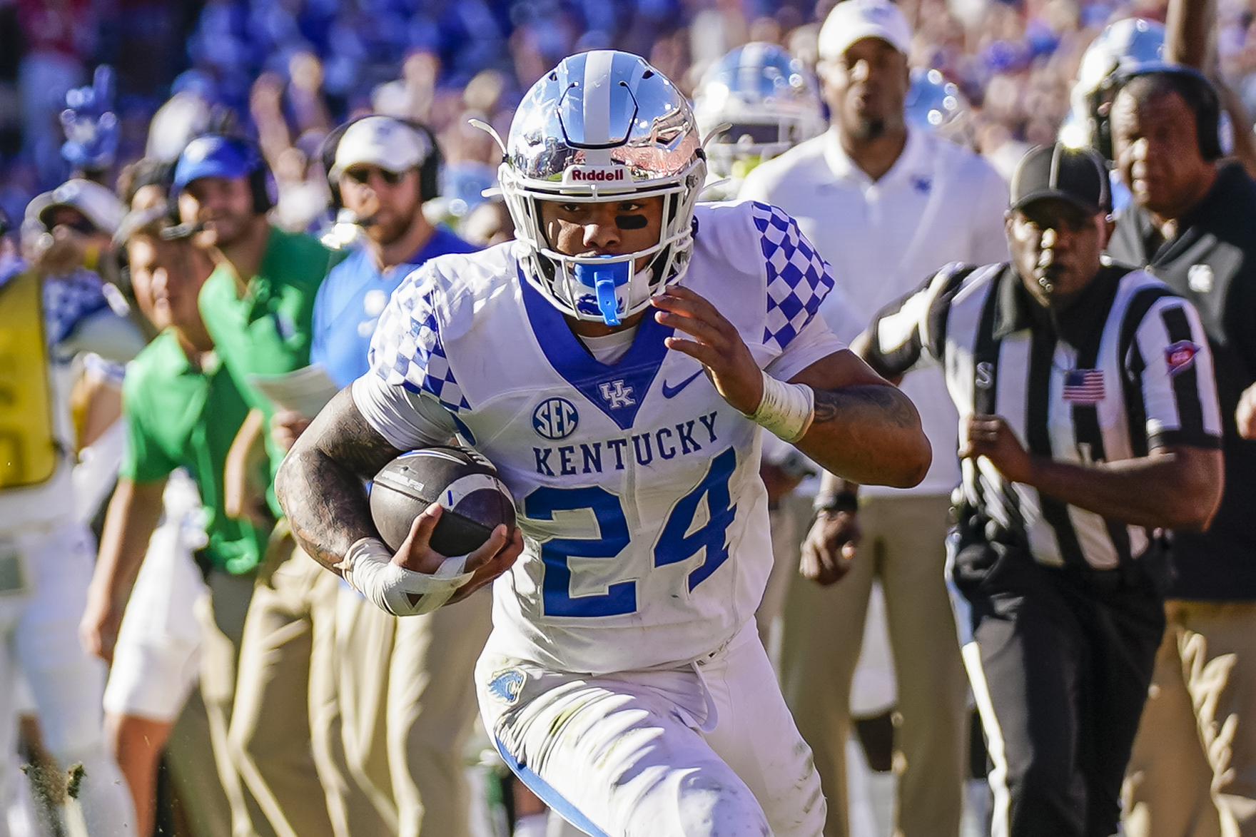 Kentucky Wildcats running back Chris Rodriguez Jr. runs with the football against the Georgia Bulldogs