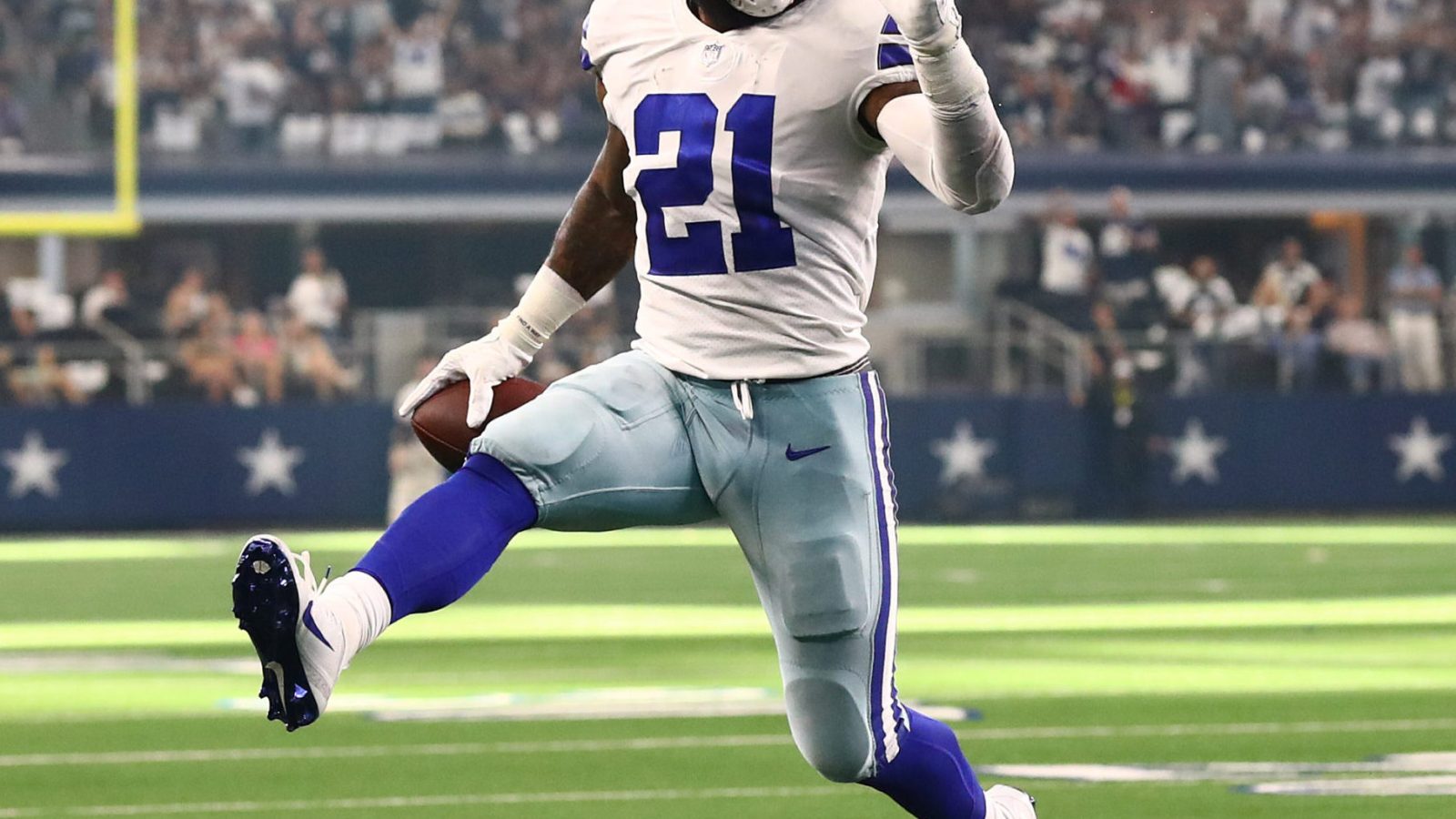 Dallas Cowboys running back Ezikiel Elliott struts into the end zone on a touchdown run