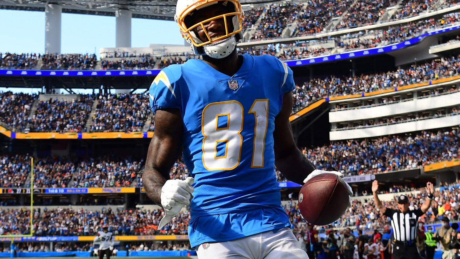 Los Angeles Chargers wide receiver Mike Williams scores a touchdown against the Cleveland Browns