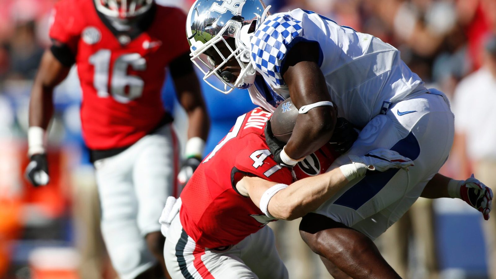 Georgia defensive back Dan Jackson tackles Kentucky Wildcats running back Kavosiey Smoke
