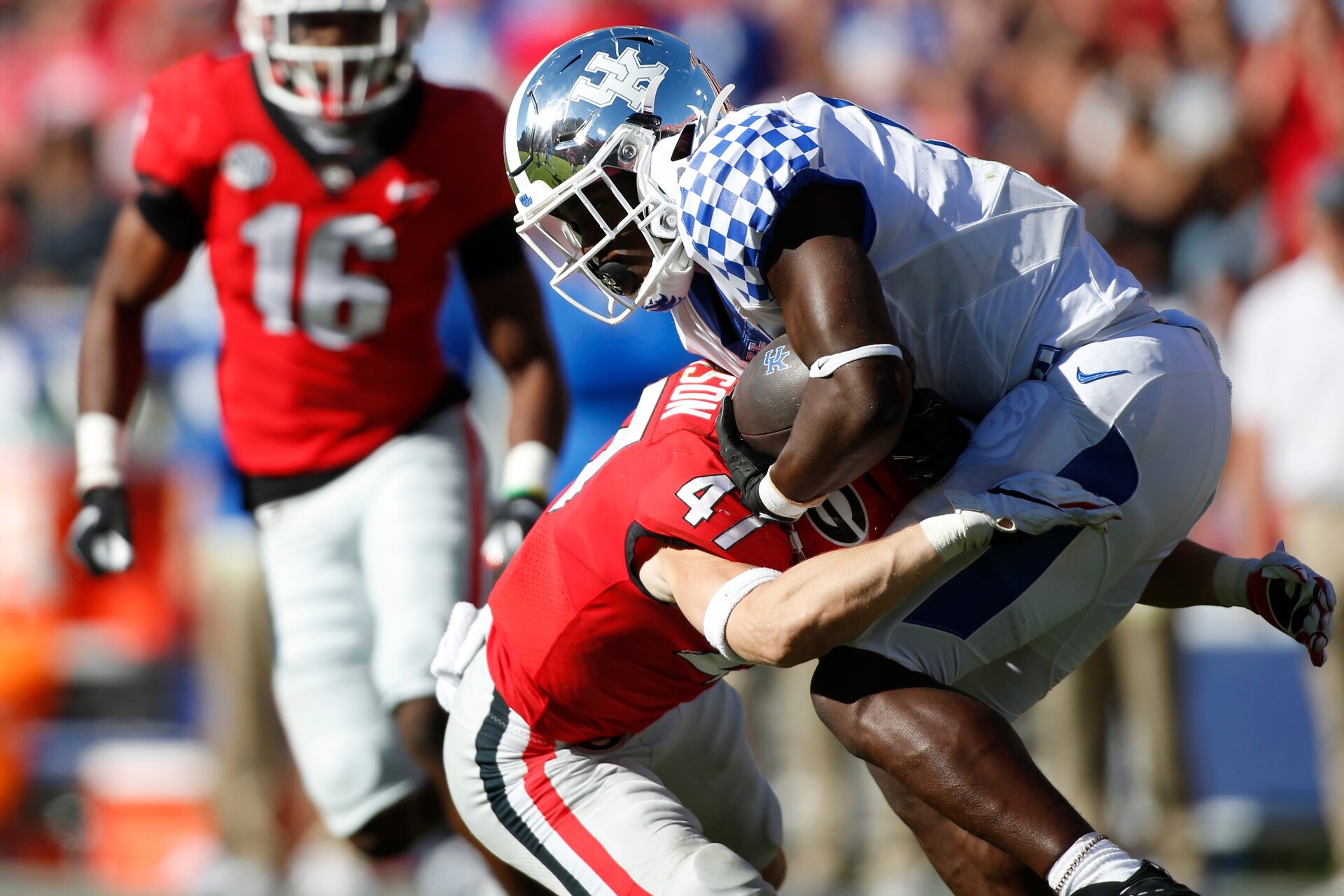 Georgia defensive back Dan Jackson tackles Kentucky Wildcats running back Kavosiey Smoke