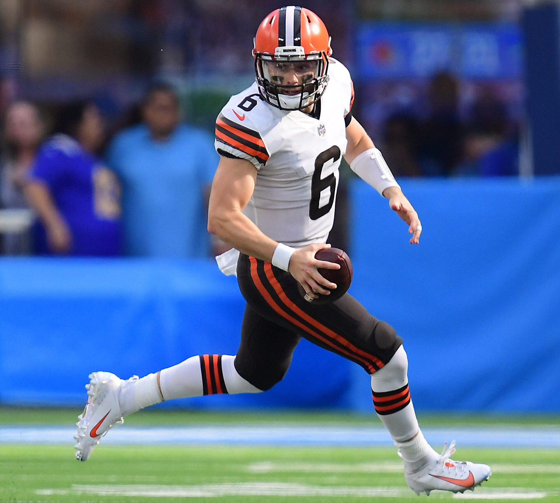 Cleveland Browns quarterback Baker Mayfield runs the ball against the Los Angeles Chargers