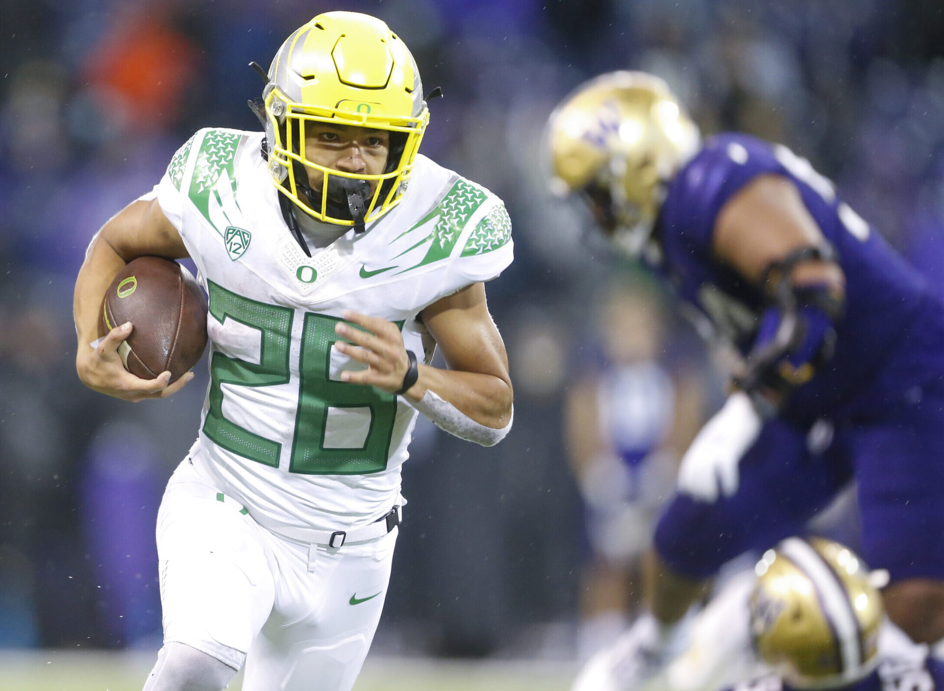 Oregon Ducks running back Travis Dye (26) rushes against the Washington Huskies