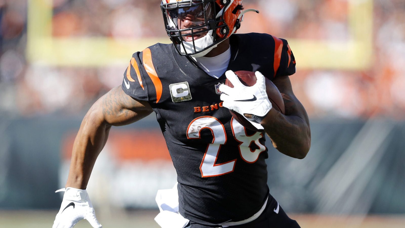 Cincinnati Bengals running back Joe Mixon (28) runs in for the touchdown during the first quarter against the Cleveland Browns at Paul Brown Stadium.
