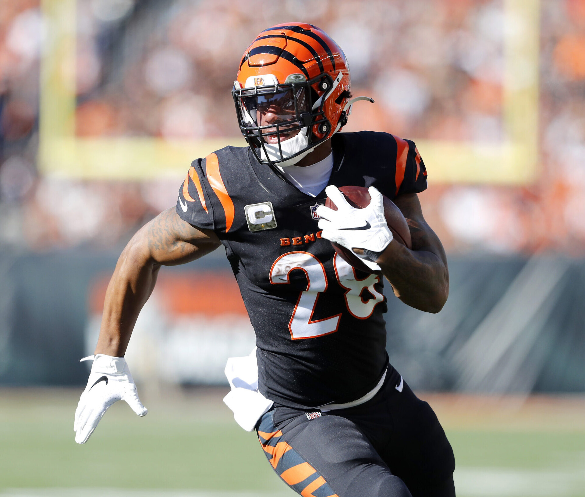 Cincinnati Bengals running back Joe Mixon (28) runs in for the touchdown during the first quarter against the Cleveland Browns at Paul Brown Stadium.