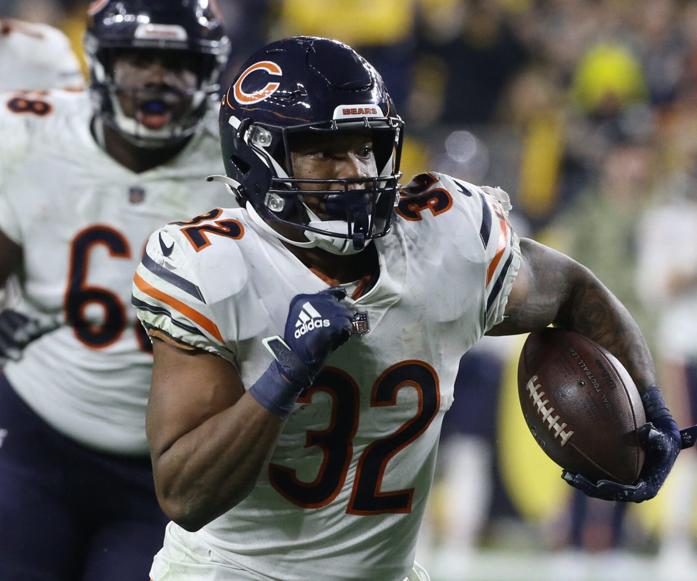 Chicago Bears running back David Montgomery (32) runs the ball against the Pittsburgh Steelers while two offensive lineman teammates following behind
