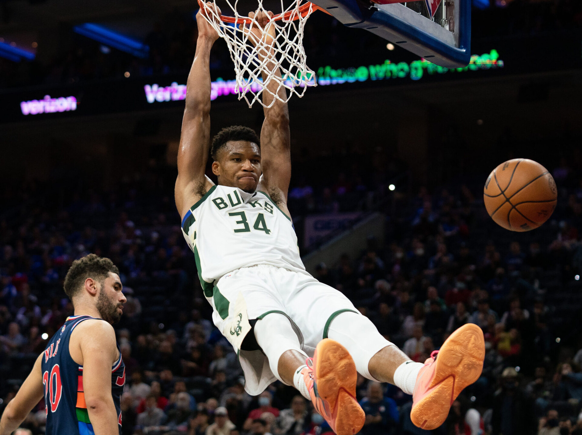 Milwaukee Bucks forward Giannis Antetokounmpo dunks the ball in front of Philadelphia 76ers forward Georges Niang (left)