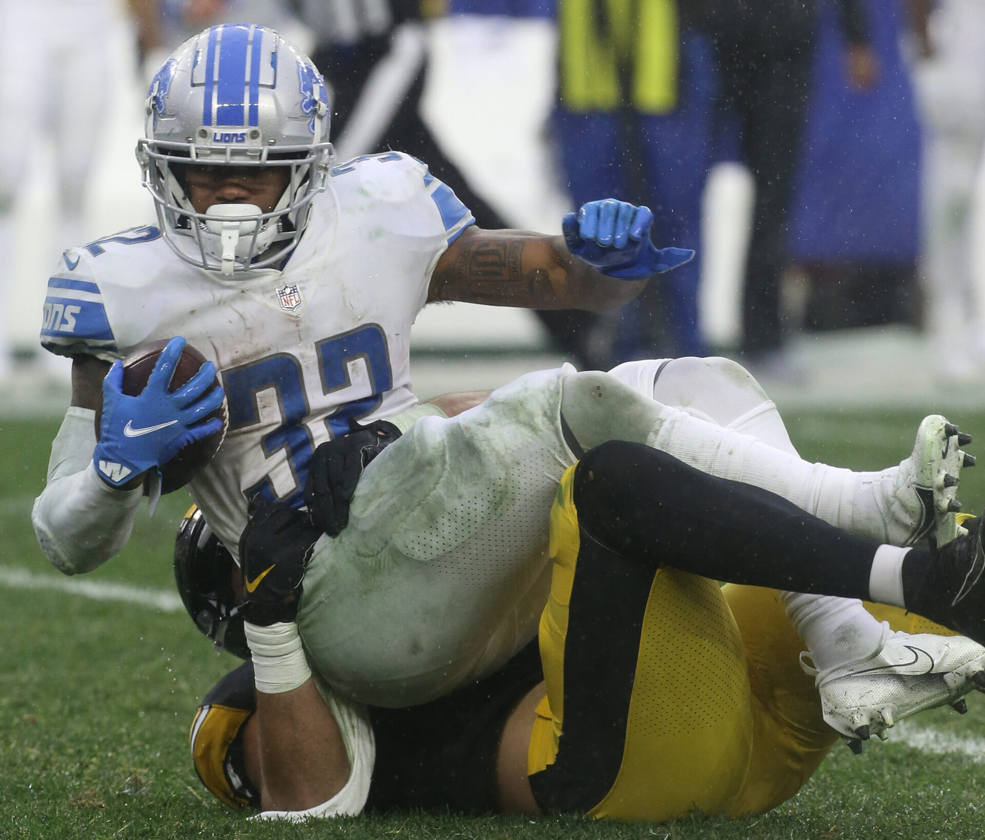 Pittsburgh Steelers outside linebacker Alex Highsmith (bottom) tackles Detroit Lions running back D'Andre Swift (32) for a loss during a game