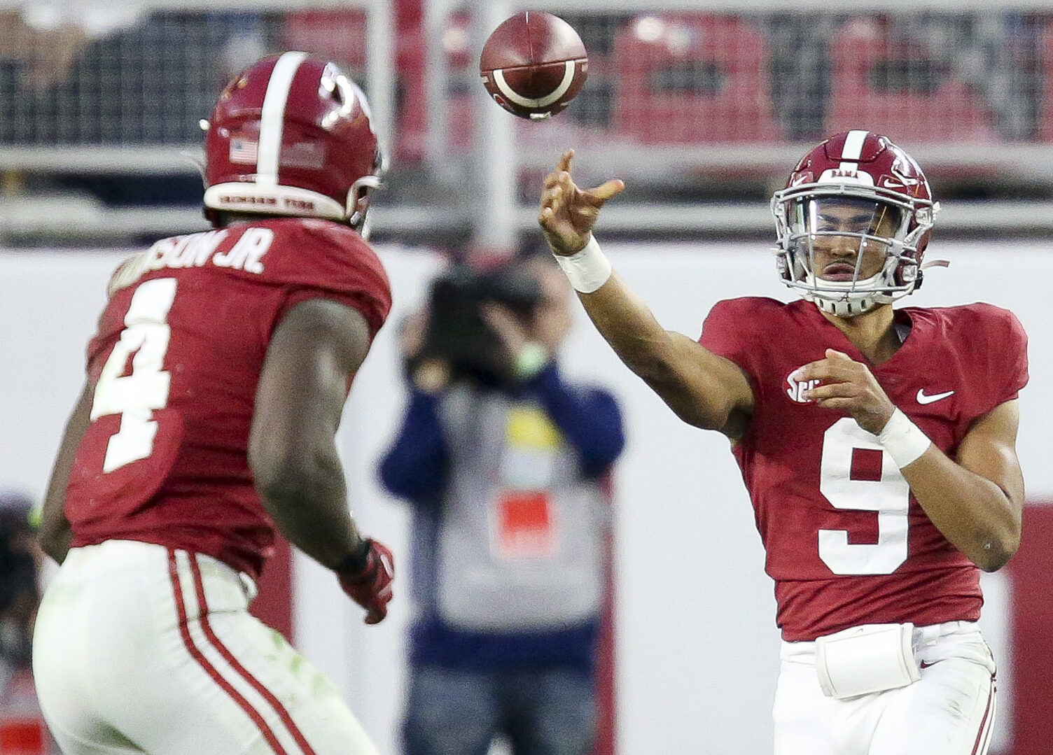 Alabama Crimson Tidequarterback Bryce Young (right) throws a pass to running back Brian Robinson Jr. in a game against Arkansas