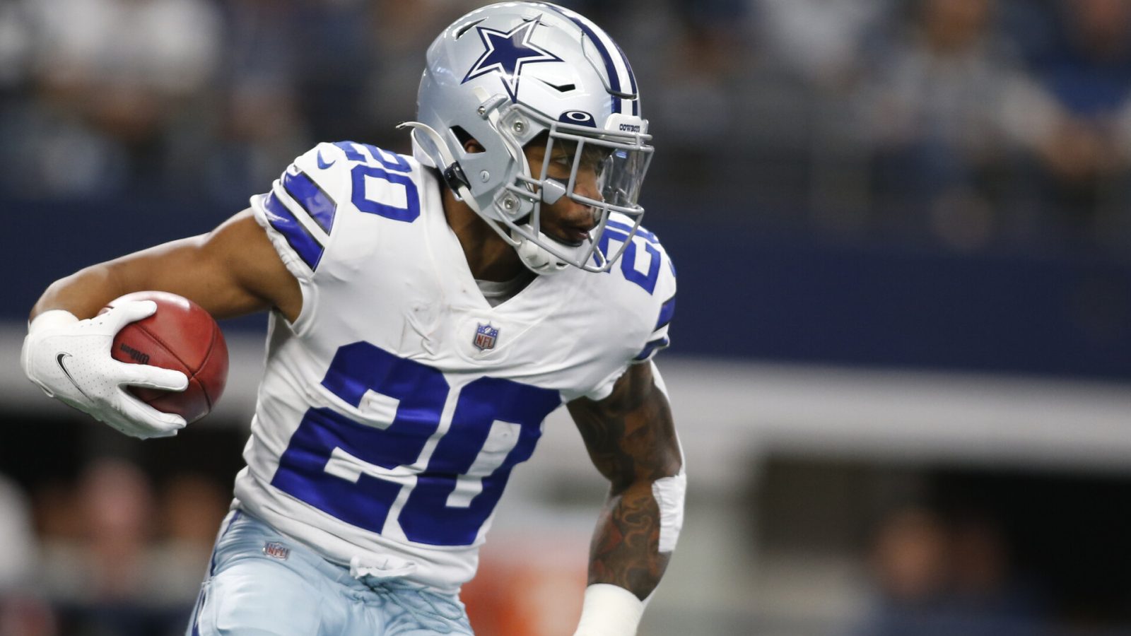 Dallas Cowboys running back Tony Pollard (20) return the kickoff in the first quarter against the Atlanta Falcons at AT&T Stadium.
