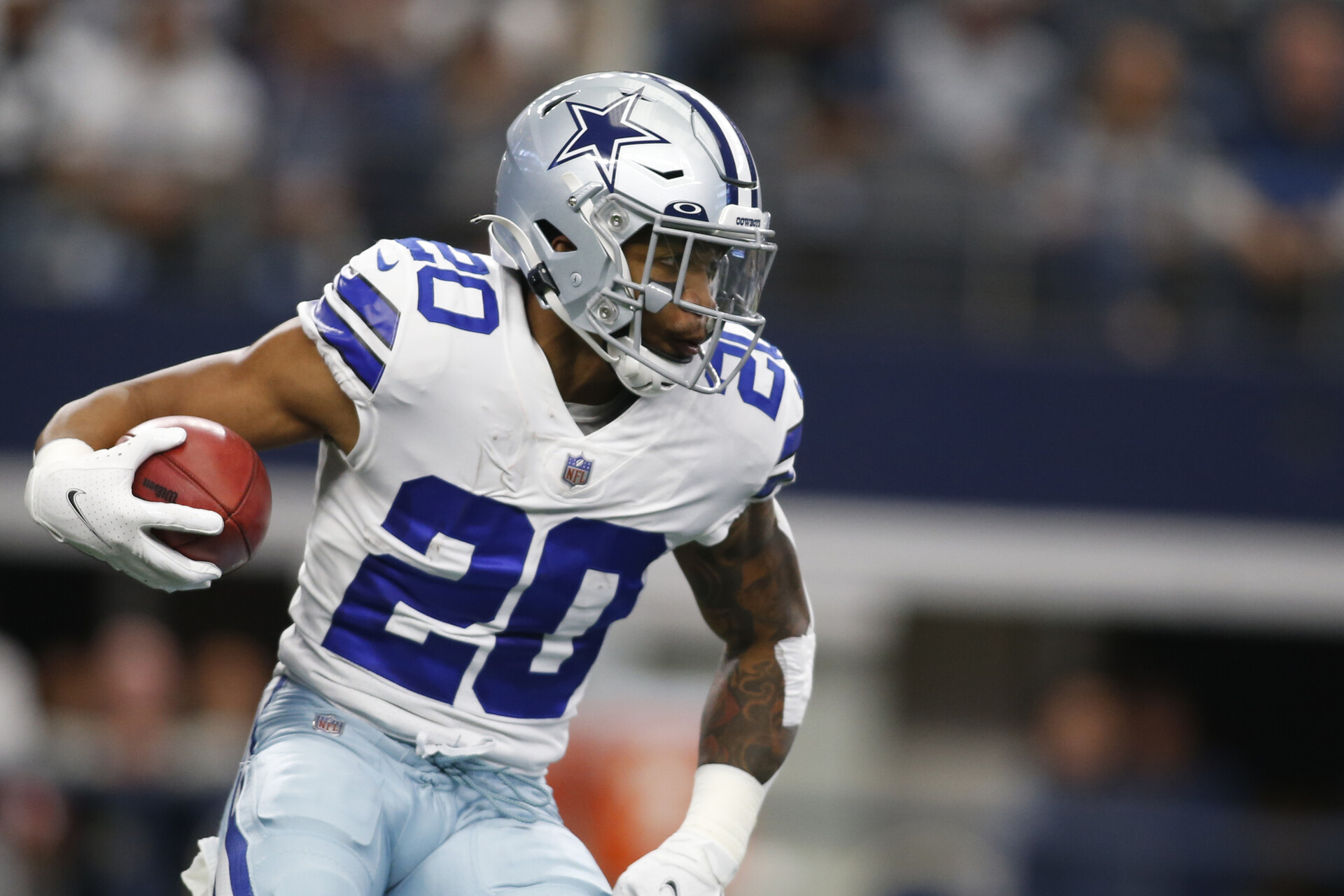 Dallas Cowboys running back Tony Pollard (20) return the kickoff in the first quarter against the Atlanta Falcons at AT&T Stadium.