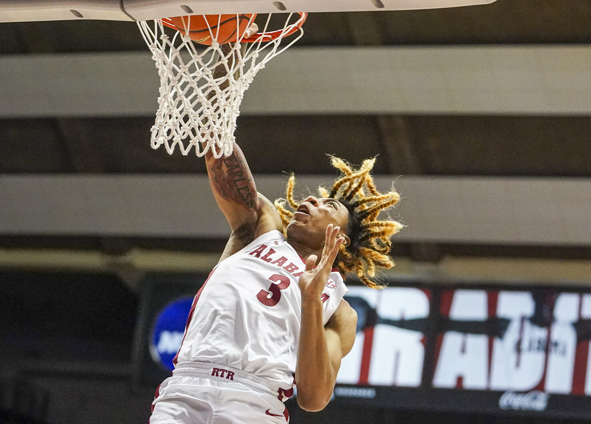 Alabama Crimson Tide guard JD Davison dunks the ball against South Alabama Jaguars