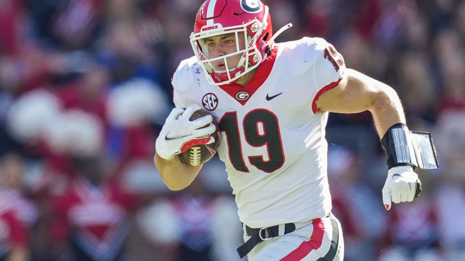 Georgia Bulldogs tight end Brock Bowers (19) runs for a touchdown after a catch against the Georgia Tech Yellow Jackets during the first half at Bobby Dodd Stadium.