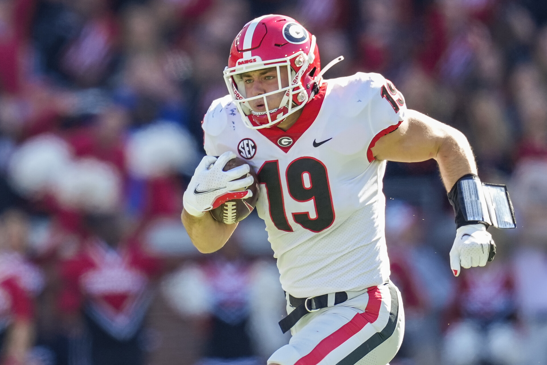 Georgia Bulldogs tight end Brock Bowers (19) runs for a touchdown after a catch against the Georgia Tech Yellow Jackets during the first half at Bobby Dodd Stadium.