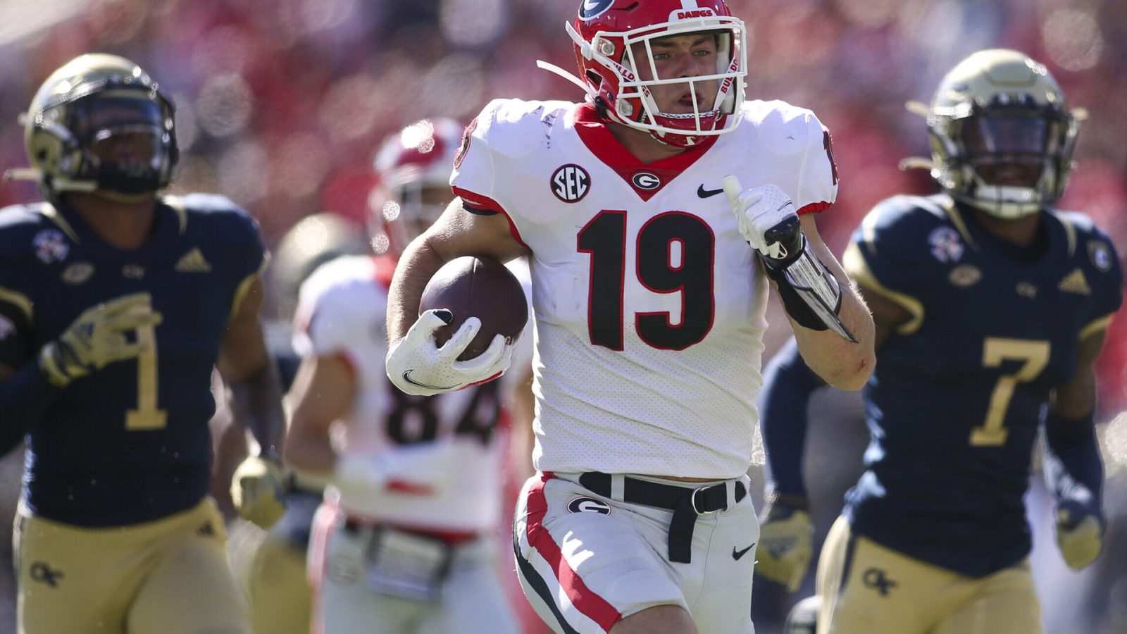 Georgia Bulldogs tight end Brock Bowers runs for a touchdown against the Georgia Tech Yellow Jackets