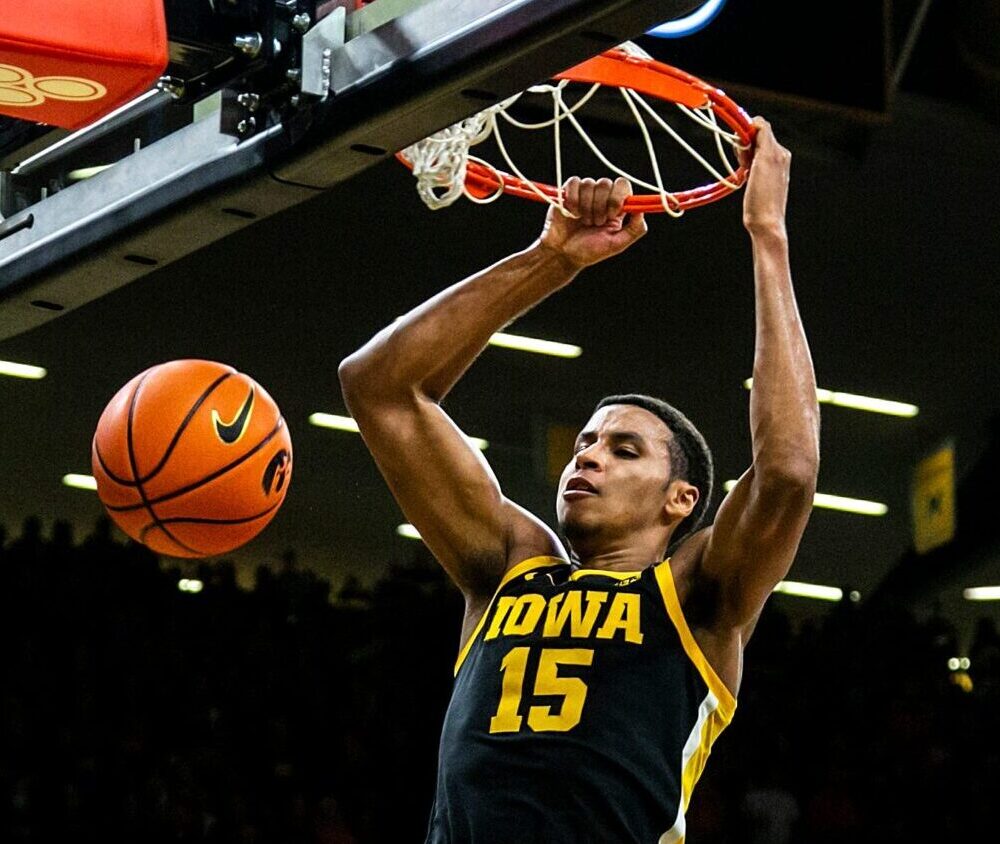 Iowa forward Keegan Murray dunks the ball against Illinois