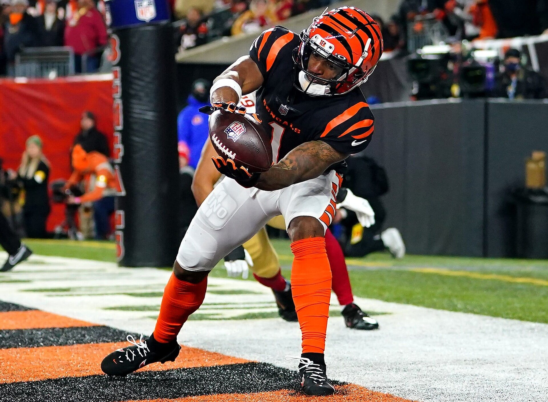 Cincinnati Bengals wide receiver Ja'Marr Chase catches a touchdown pass in the back of the end zone against the San Francisco 49ers
