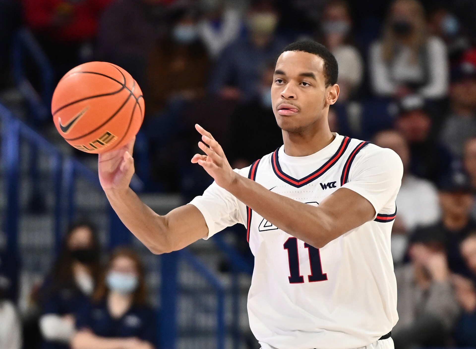 Gonzaga Bulldogs guard Nolan Hickman passes the ball against the Merrimack Warriors
