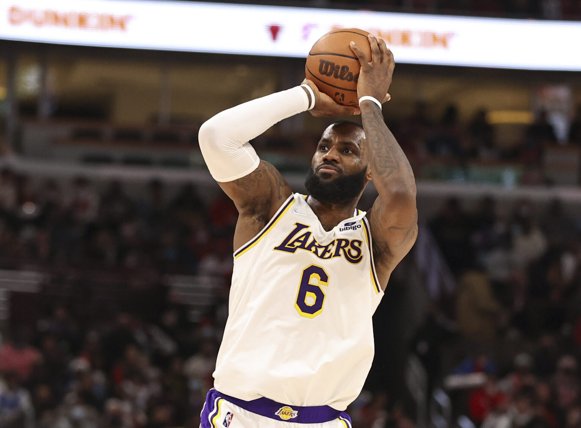 Los Angeles Lakers forward LeBron James shoots the basketball against the Chicago Bulls