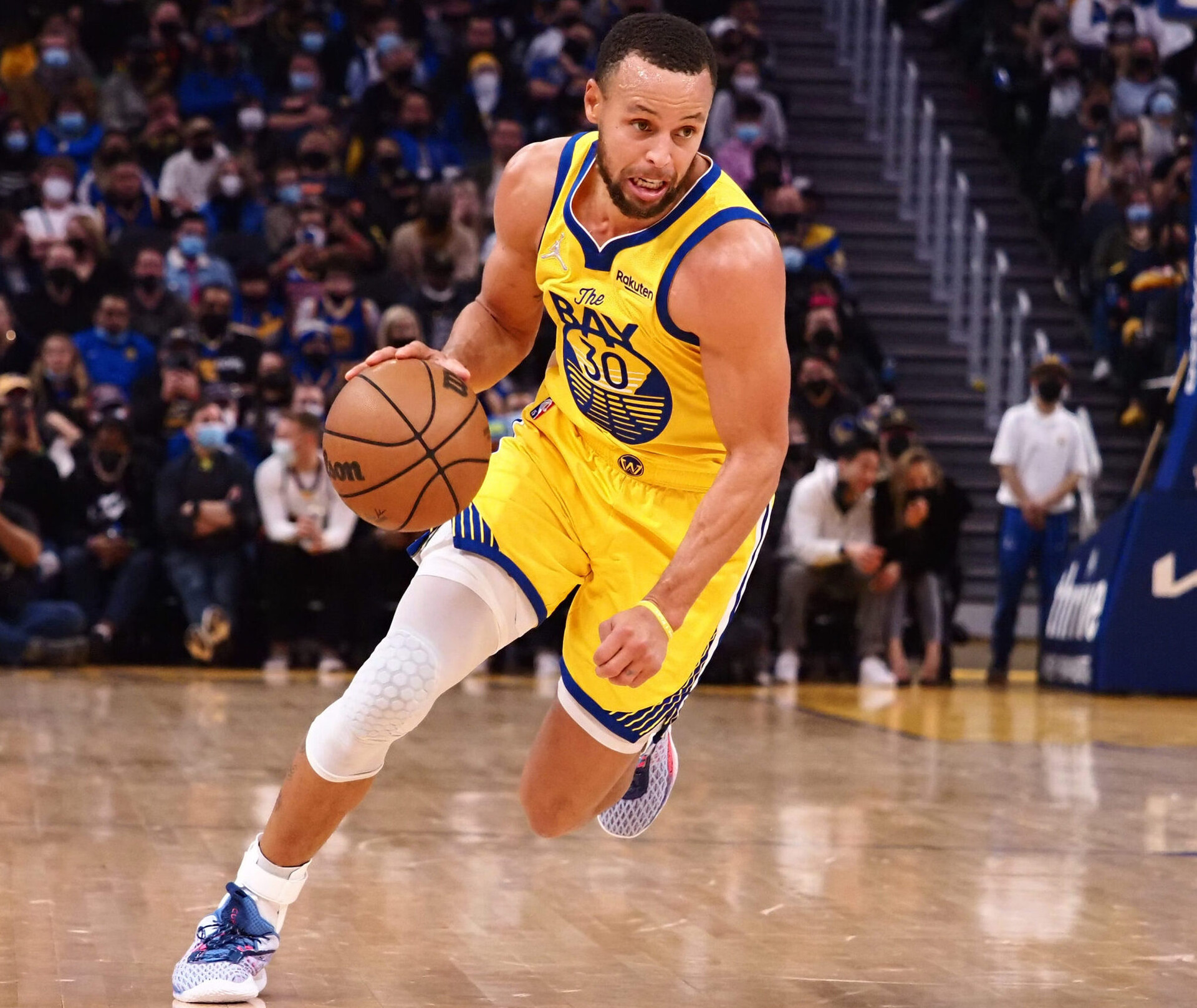 Golden State Warriors guard Stephen Curry drives toward the basket against the Sacramento Kings