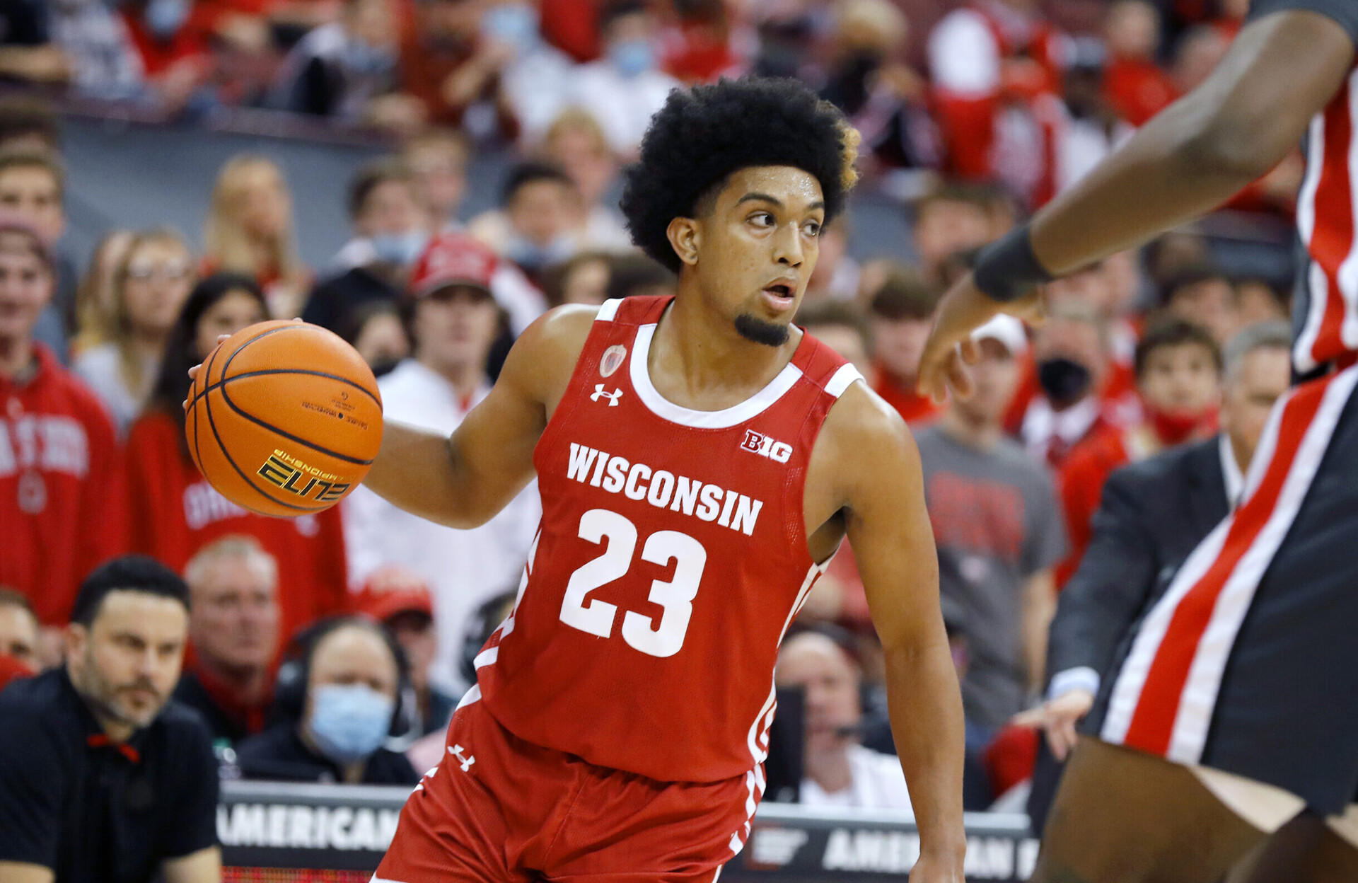Wisconsin Badgers guard Chucky Hepburn dribbles during the first half against the Ohio State Buckeyes