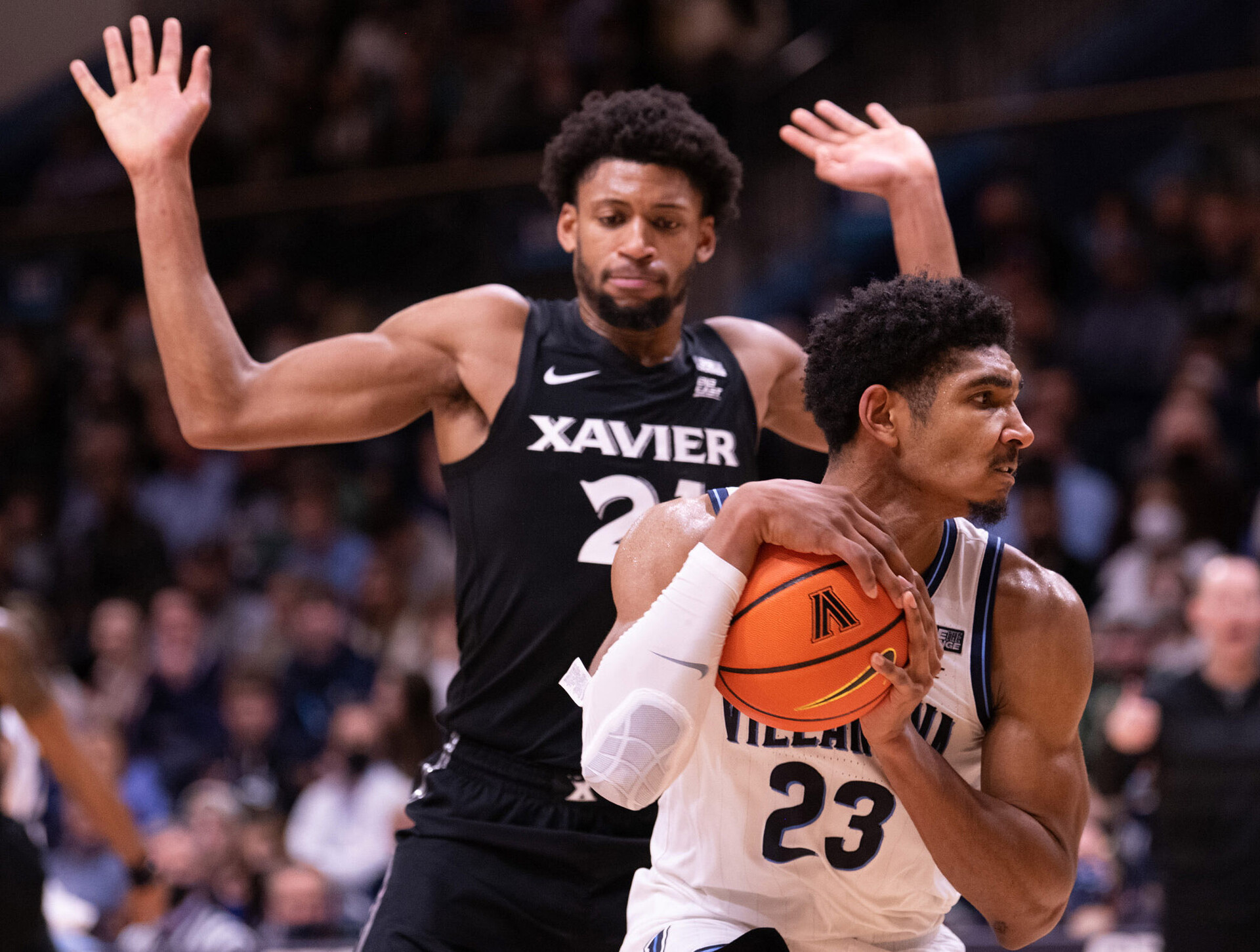 Wednesday college basketball betting -- Villanova forward Jermaine Samuels (right) controls the ball while be defended by Xavier forward Jack Nunge (left)