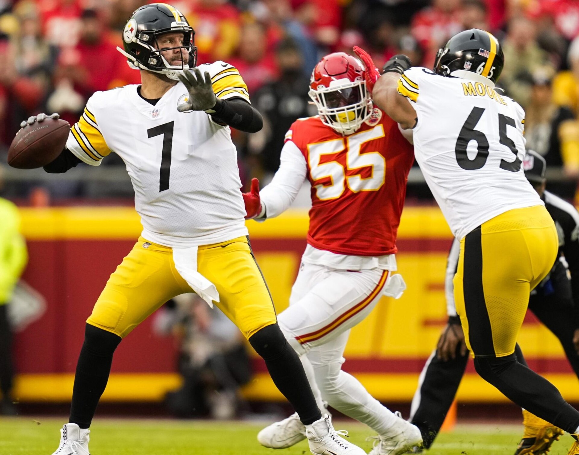 Pittsburgh Steelers quarterback Ben Roethlisberger (7) throws a pass downfield while Kansas City Chiefs defensive end Frank Clark (55) rushes against Pittsburgh Steelers offensive tackle Dan Moore Jr. (65)