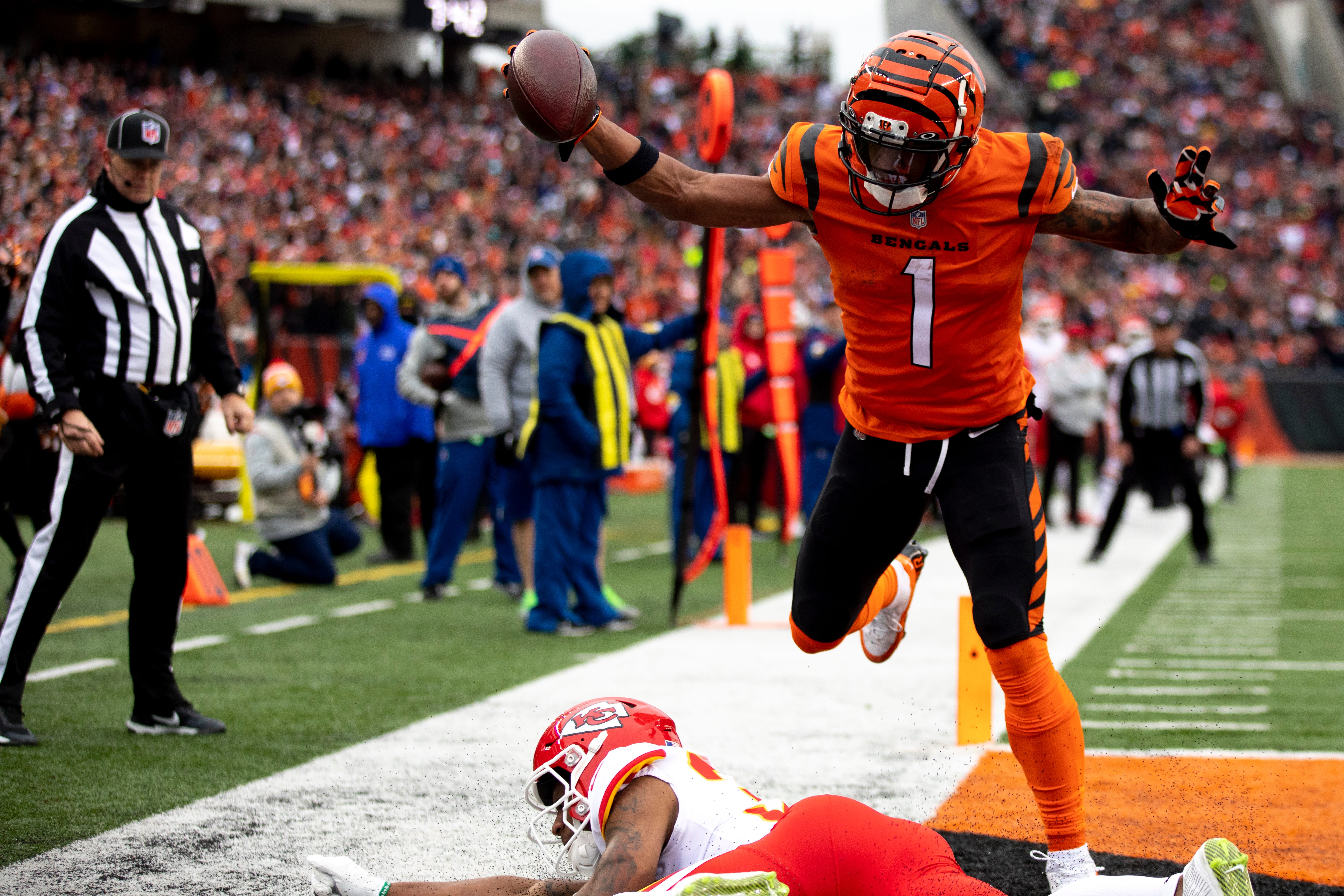 Cincinnati Bengals wide receiver Ja'Marr Chase catches a touchdown over Kansas City Chiefs cornerback Charvarius Ward