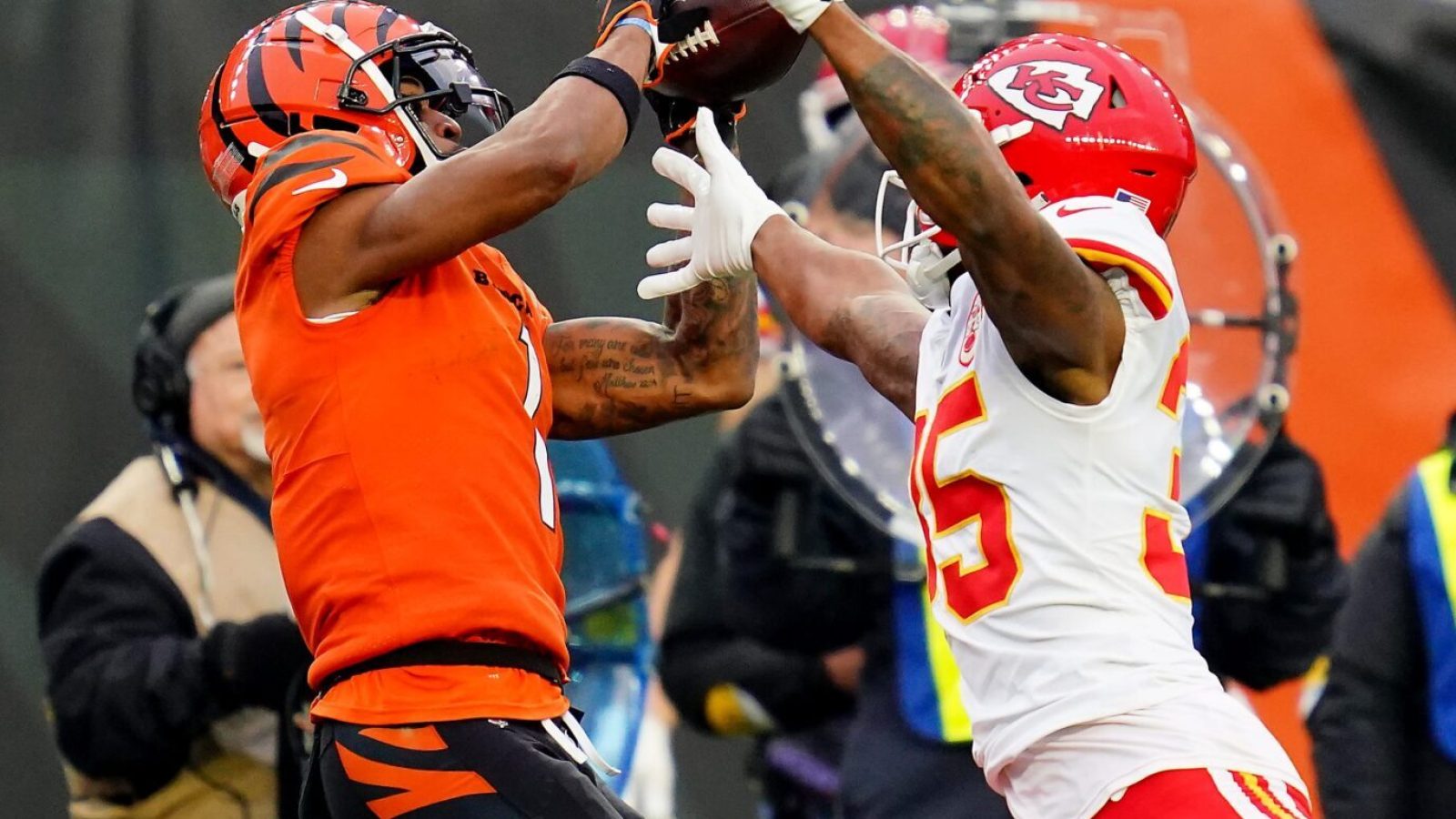 NFL Offensive Rookie Of The Year Odds - Cincinnati Bengals wide receiver Ja'Marr Chase (1) rises to catch a pass as Kansas City Chiefs cornerback Charvarius Ward (35) defends in the fourth quarter during a Week 17 NFL game, Sunday, Jan. 2, 2022, at Paul Brown Stadium in Cincinnati. The Cincinnati Bengals defeated the Kansas City Chiefs, 34-31. With the win the, the Cincinnati Bengals won the AFC North division and advance to the NFL playoffs. Kansas City Chiefs At Cincinnati Bengals Jan 2