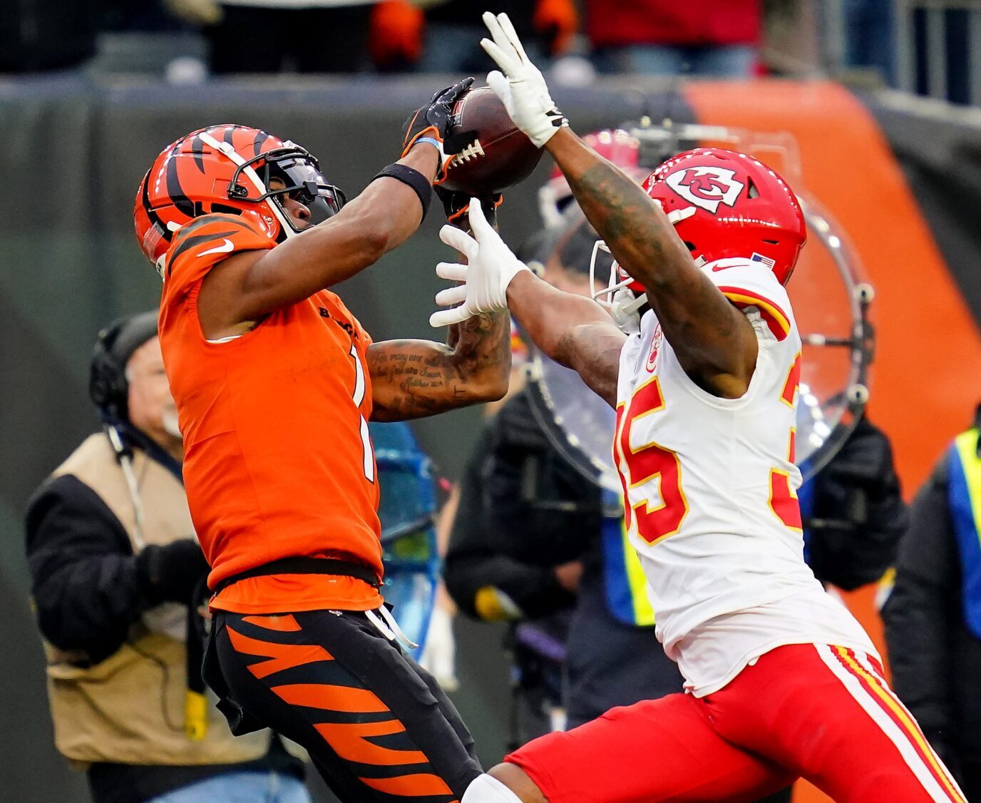 NFL Offensive Rookie Of The Year Odds - Cincinnati Bengals wide receiver Ja'Marr Chase (1) rises to catch a pass as Kansas City Chiefs cornerback Charvarius Ward (35) defends in the fourth quarter during a Week 17 NFL game, Sunday, Jan. 2, 2022, at Paul Brown Stadium in Cincinnati. The Cincinnati Bengals defeated the Kansas City Chiefs, 34-31. With the win the, the Cincinnati Bengals won the AFC North division and advance to the NFL playoffs. Kansas City Chiefs At Cincinnati Bengals Jan 2