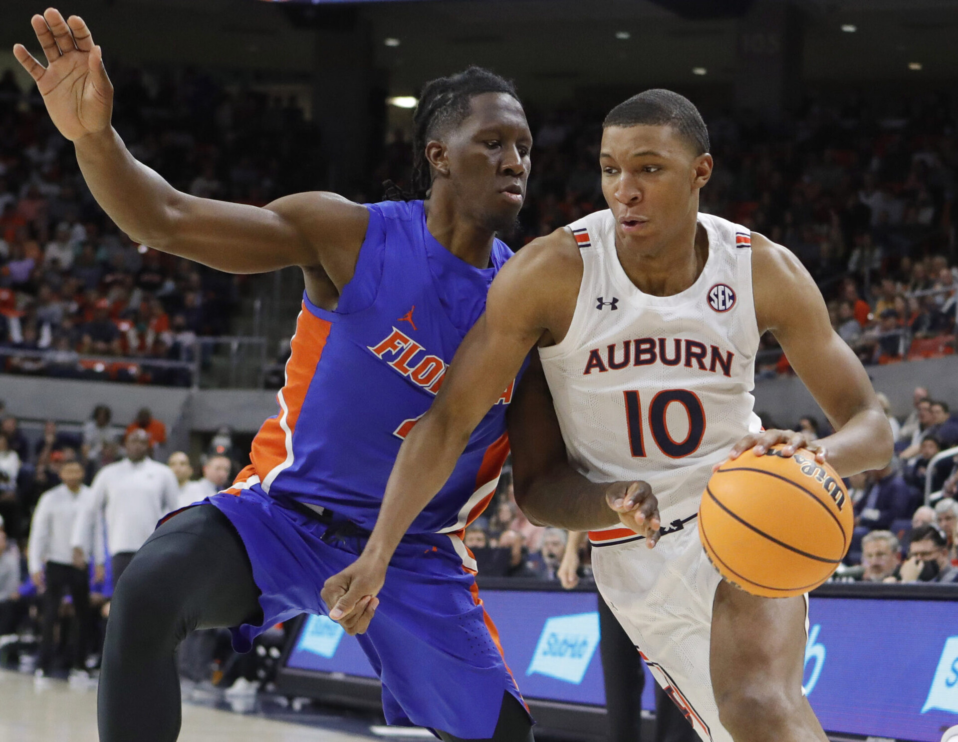 Florida Gators forward Anthony Duruji (left) pressures Auburn Tigers forward Jabari Smith (right) during an SEC game
