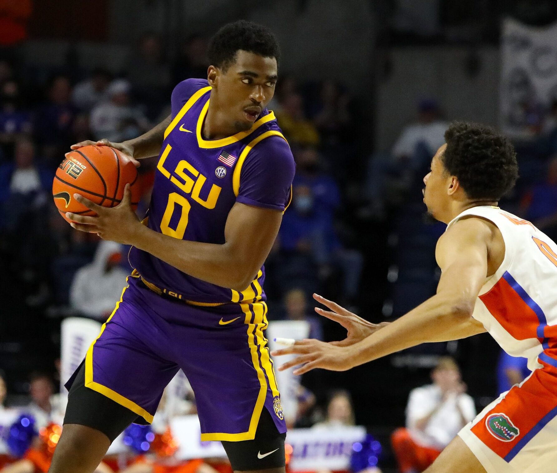 LSU guard Brandon Murray (0) looks to drive the ball at Florida Gators guard Myreon Jones (0) during a basketball game at Exactech Arena in Gainesville Jan 12, 2022. The Gators dropped their third straight SEC game with this loss to LSU 64-58. Flgai 011122 Gatorsvs Lsu Mbball 17
