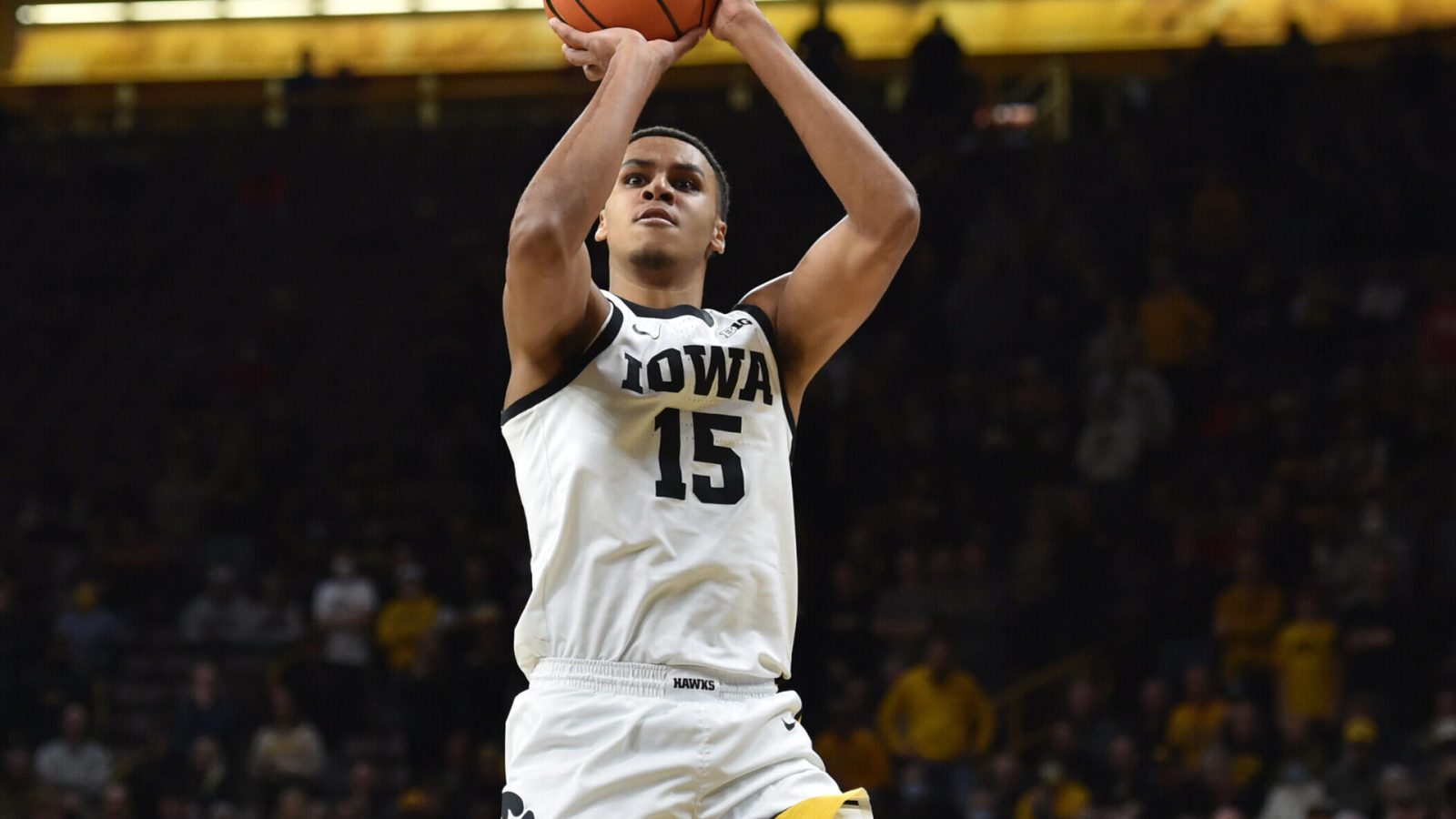 Iowa Hawkeyes forward Keegan Murray shoots the basketball against the Indiana Hoosiers