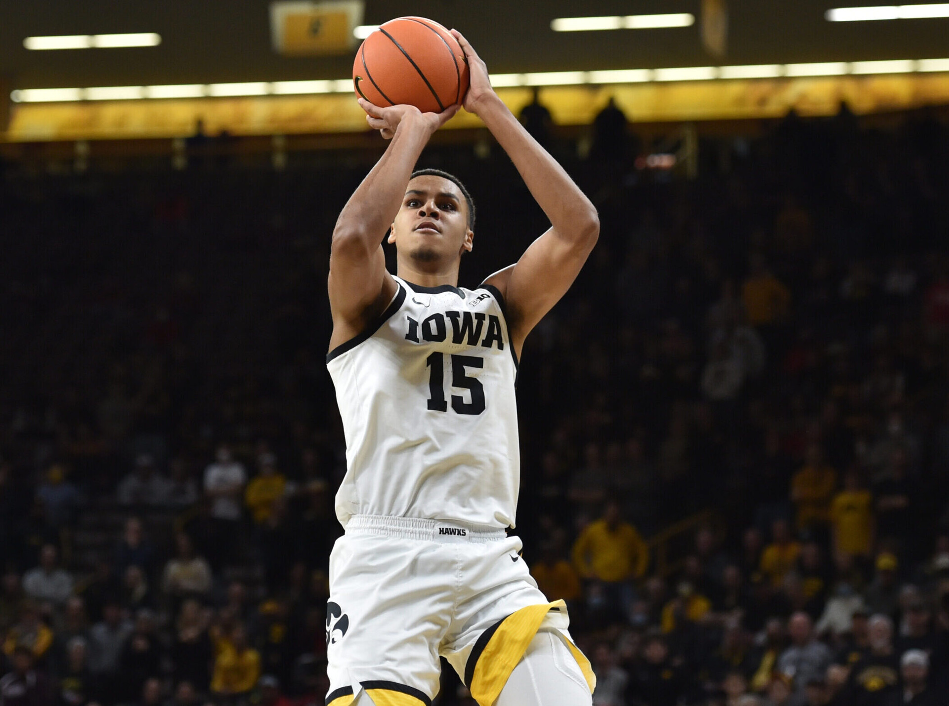 Iowa Hawkeyes forward Keegan Murray shoots the basketball against the Indiana Hoosiers