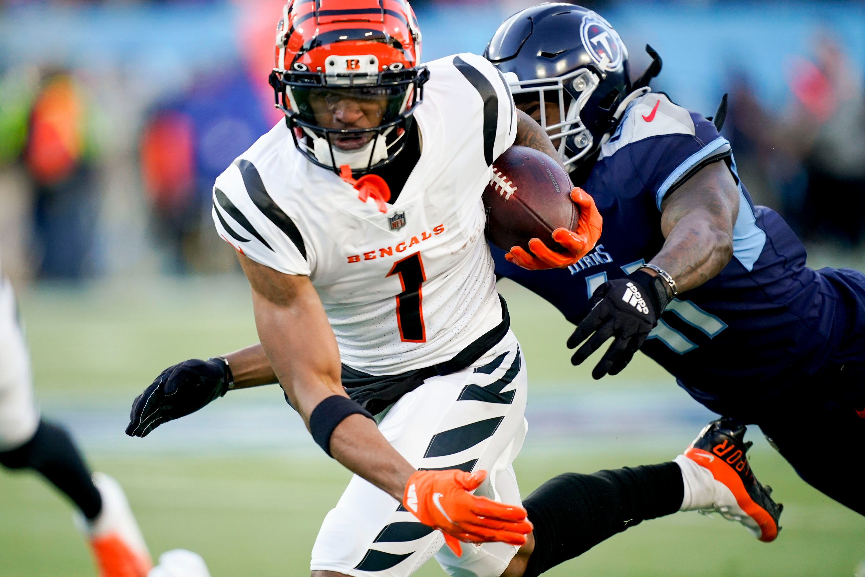 Cincinnati Bengals wide receiver Ja'Marr Chase (1) gets chased down by Tennessee Titans linebacker Zach Cunningham (41) during the first quarter of an AFC divisional playoff game at Nissan Stadium Saturday, Jan. 22, 2022 in Nashville, Tenn. Titans Bengals 091