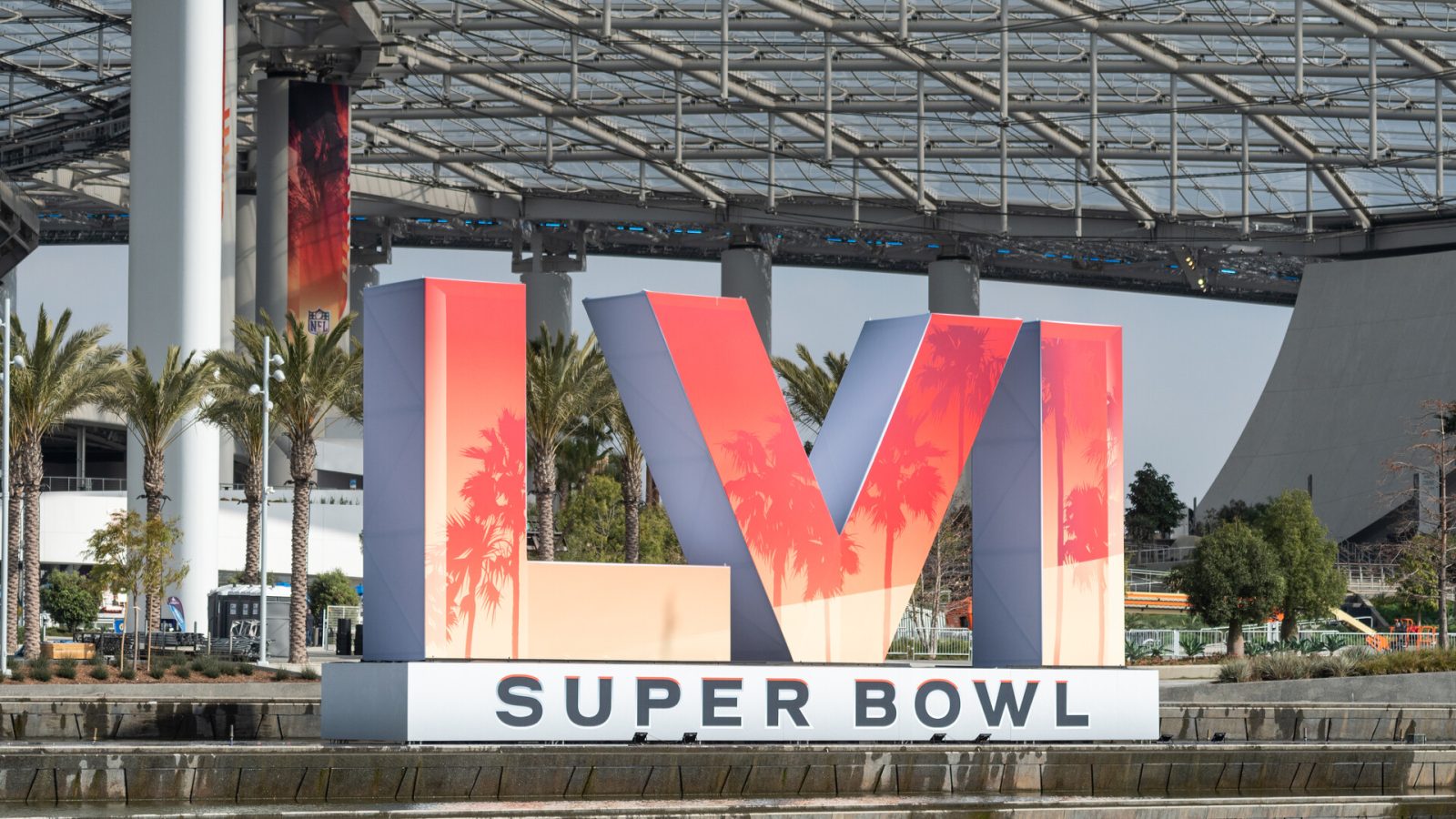 The Super Bowl LVI logo stands outside Sofi Stadium. The Los Angeles Rams and Cincinnati Bengals will meet here on February 13, 2022 (local time) in the 56th final game for the Vince Lombardi Trophy. The Bengals travel to Los Angeles five days before the Super Bowl. As the U.S. news agency AP reported on Tuesday, the surprise team of the playoffs plans to arrive in the West Coast metropolis on February 8 and prepare for the duel with the Los Angeles Rams on the grounds of the University of California (UCLA).