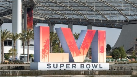The Super Bowl LVI logo stands outside Sofi Stadium. The Los Angeles Rams and Cincinnati Bengals will meet here on February 13, 2022 (local time) in the 56th final game for the Vince Lombardi Trophy. The Bengals travel to Los Angeles five days before the Super Bowl. As the U.S. news agency AP reported on Tuesday, the surprise team of the playoffs plans to arrive in the West Coast metropolis on February 8 and prepare for the duel with the Los Angeles Rams on the grounds of the University of California (UCLA).