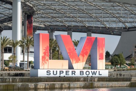 The Super Bowl LVI logo stands outside Sofi Stadium. The Los Angeles Rams and Cincinnati Bengals will meet here on February 13, 2022 (local time) in the 56th final game for the Vince Lombardi Trophy. The Bengals travel to Los Angeles five days before the Super Bowl. As the U.S. news agency AP reported on Tuesday, the surprise team of the playoffs plans to arrive in the West Coast metropolis on February 8 and prepare for the duel with the Los Angeles Rams on the grounds of the University of California (UCLA).