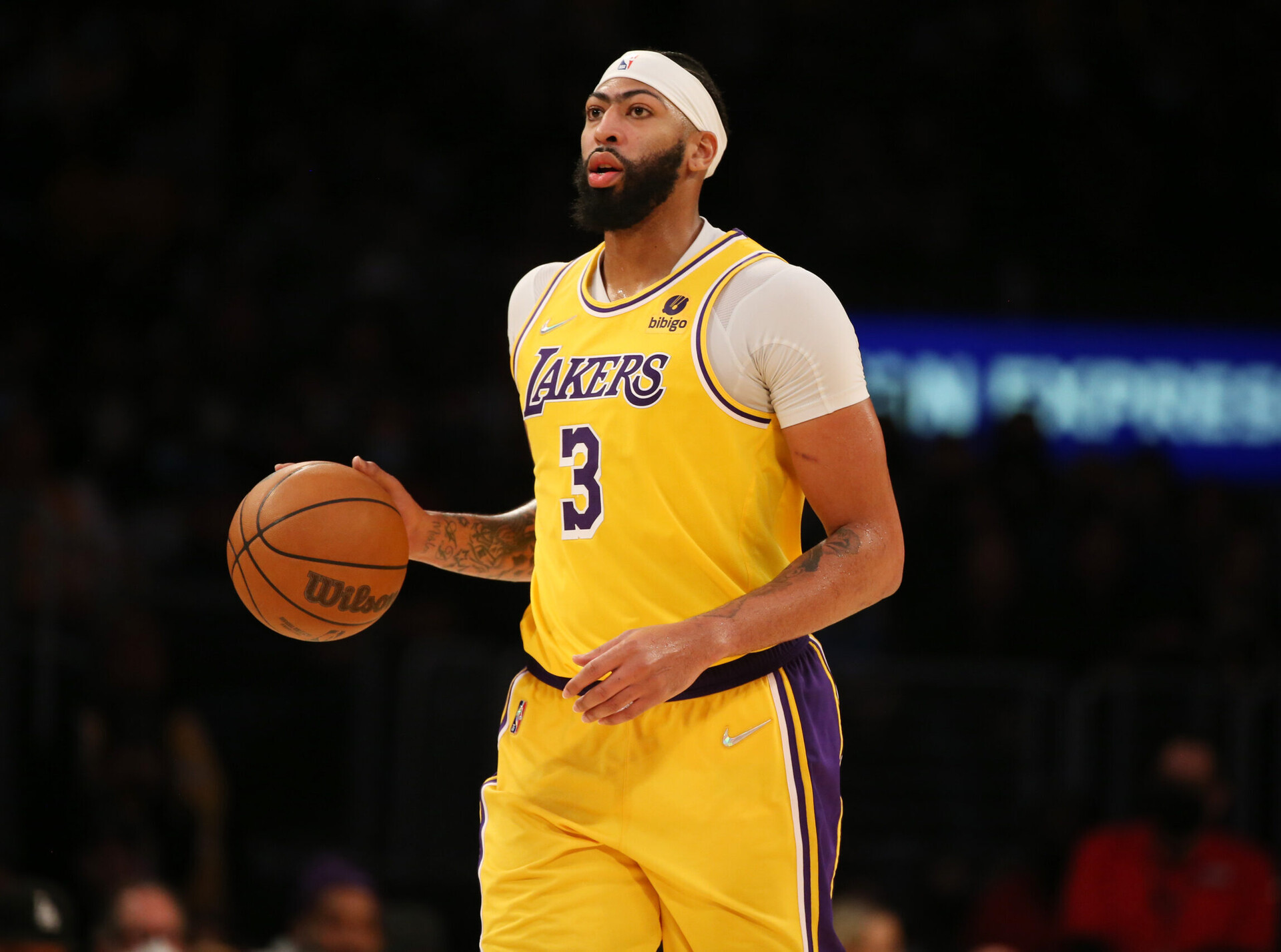 Los Angeles Lakers forward Anthony Davis dribbles a ball during a game against the Sacramento King