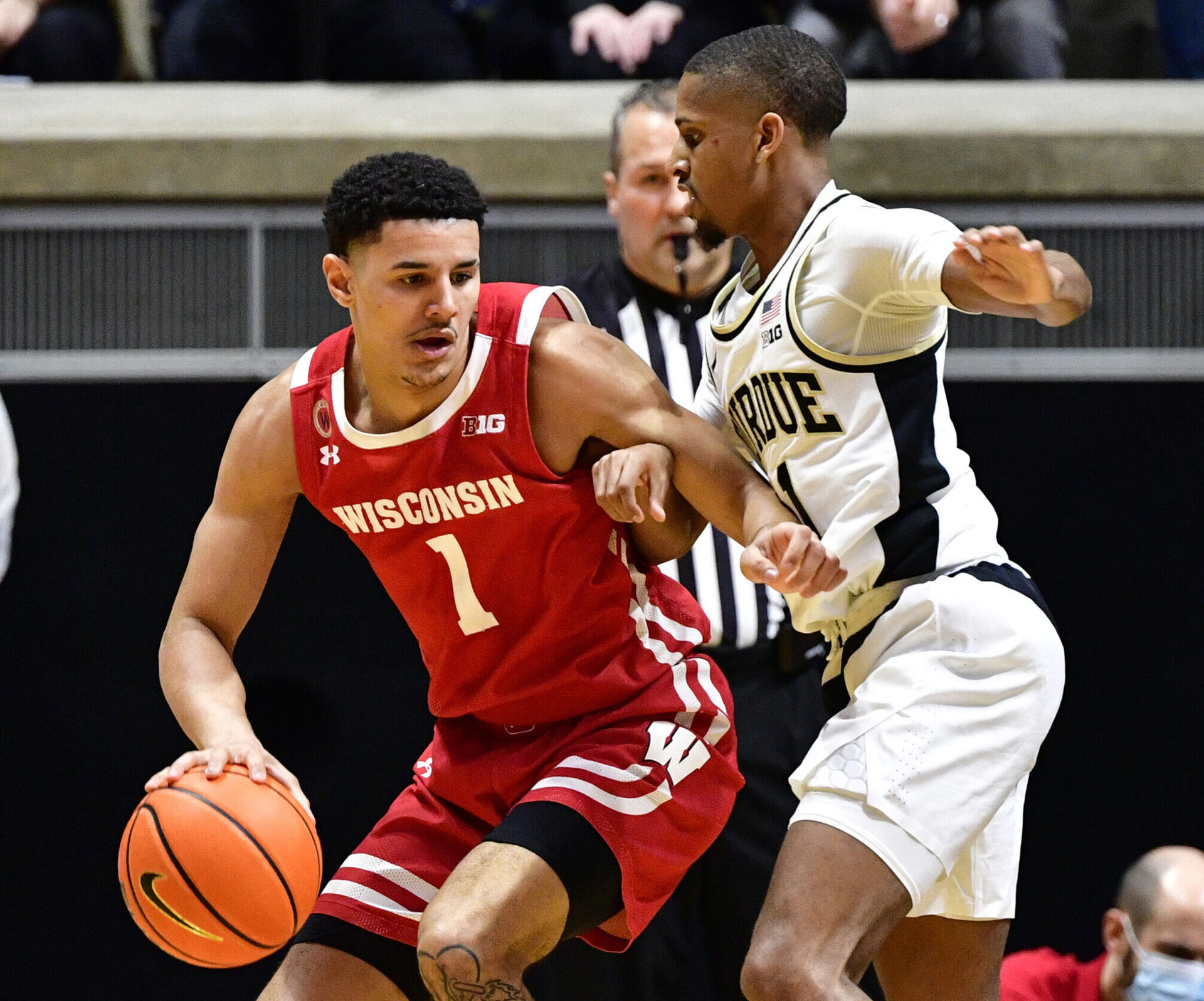 Wisconsin Badgers guard Johnny Davis (left) tries to make a move toward the basket as Purdue Boilermakers guard Isaiah Thompson (right) defends during a Big Ten basketball game