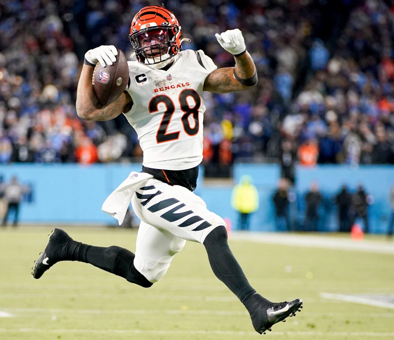 Cincinnati Bengals running back Joe Mixon runs for a touchdown against the Tennessee Titans