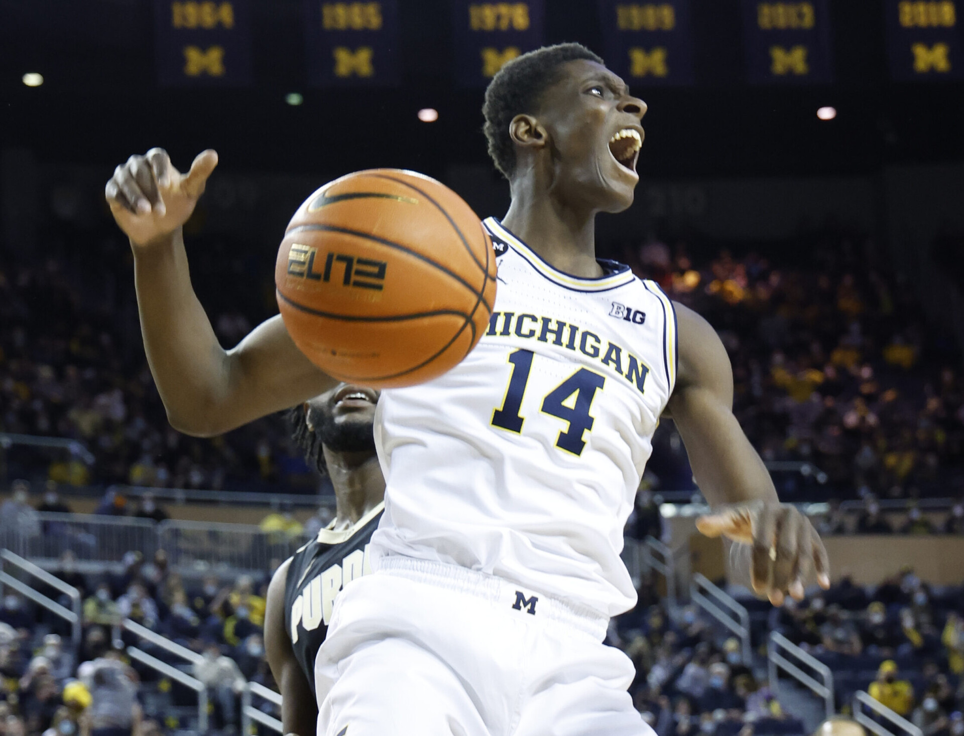 Michigan Wolverines forward Moussa Diabate celebrates his slam dunk in the first half against the Purdue Boilermakers