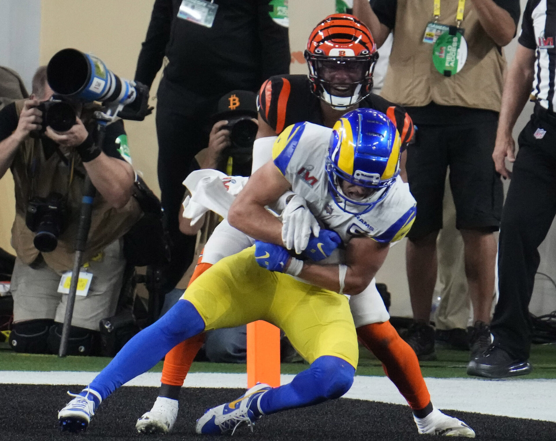 Feb 13, 2022; Inglewood, CA, USA; Los Angeles Rams wide receiver Cooper Kupp (10) catches a touchdown pass against Cincinnati Bengals cornerback Eli Apple (20) in the fourth quarter of Super Bowl LVI at SoFi Stadium.