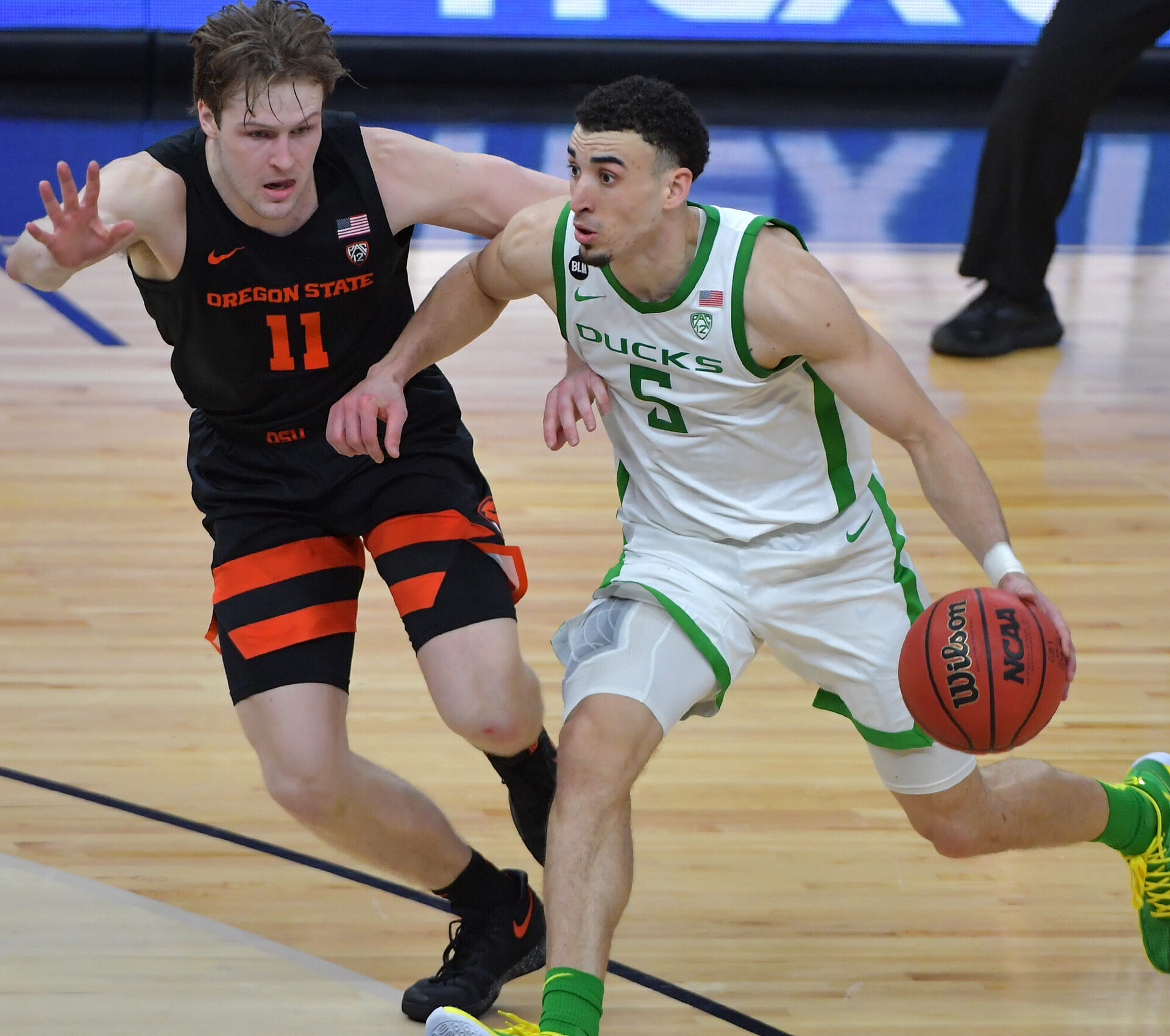 Oregon Ducks guard Chris Duarte (right) dribbles the basketball in his left hand as he tries to drive past Oregon State Beavers guard Zach Reichle (left) during a Pac-12 basketball game