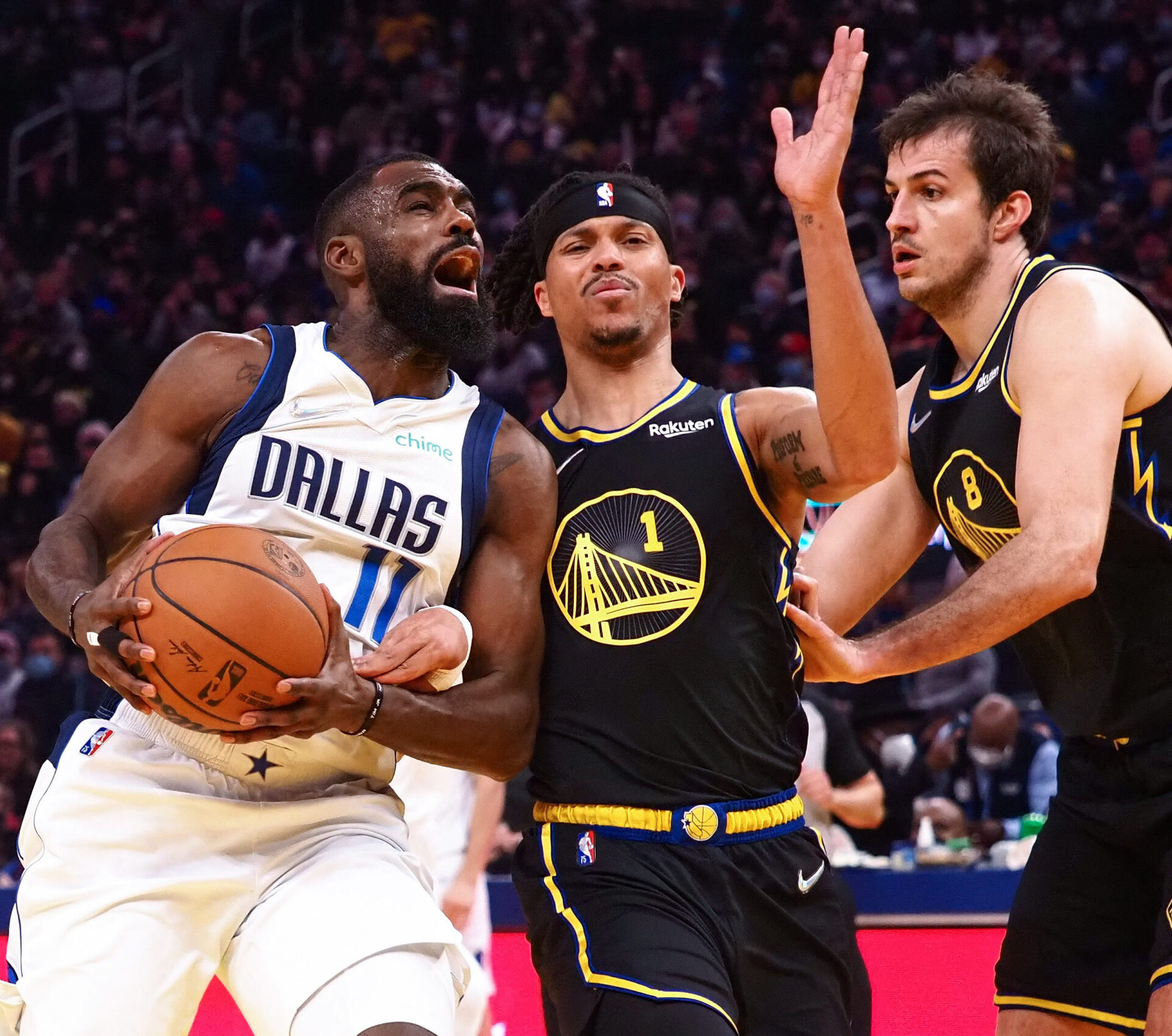 Dallas Mavericks guard Tim Hardaway Jr. (left) drives to the basket against Golden State Warriors guard Damion Lee (right)